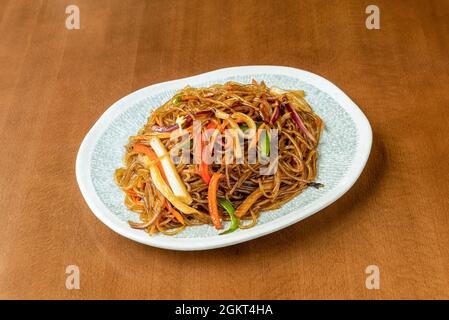 Chinesische Süßkartoffel-Spaghetti mit Gemüse Stockfoto