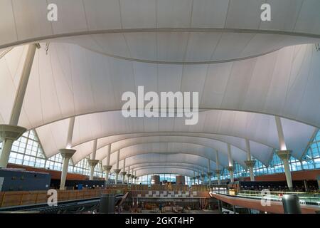 DENVER, CO -10 APR 2021- Innenansicht des Jeppesen Terminals mit weißem Zeltdach am Denver International Airport, oder DIA (DEN). Stockfoto