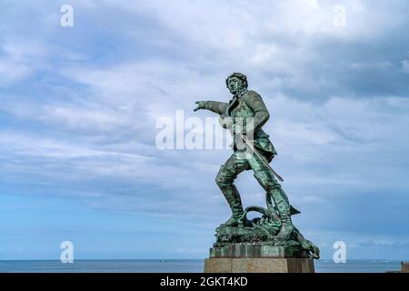 Statue des Kaperer Robert Surcouf in Saint Malo, Bretagne, Frankreich | Privateer Robert Surcouf Statue in Saint Malo, Bretagne, Frankreich Stockfoto