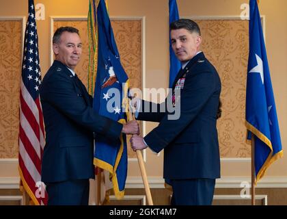 US Air Force Col. Clint Ross, scheidender Kommandant des Flügels der 633d Air Base, gibt das Kommando an den Generalmajor der US Air Force, Chad P. Franks, den Kommandanten der 15. Air Force, während einer Zeremonie zur Änderung des Kommandos auf der Joint Base Langley-Eustis, Virginia, am 25. Juni 2021 ab. Franks lobte Ross für seinen Erfolg als Kommandant und dankte ihm für seinen Dienst. Stockfoto