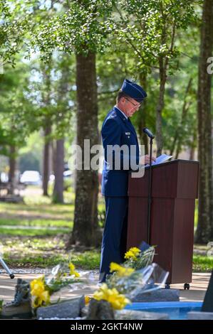 Doug Cochran, ehemaliger Kommandant der 58. Jagdgeschwader, spricht mit den Zuschauern über den Angriff der Khobar Towers während der 25. Jährlichen Gedenkfeier der Khobar Towers auf dem Luftwaffenstützpunkt Eglin, Florida, 25. Juni 2021. Am 25. Juni 1996 explodierte in der Nähe des Wohnkomplexes der Khobar Towers in Dhahran, Saudi-Arabien, eine Bombe. Bei der Explosion wurden 19 Luftmänner getötet und mehr als 400 US-amerikanische und internationale Militärs sowie Zivilisten verletzt. Von den 19 Getöteten waren 12 Nomaden. Cochran kommandierte zum Zeitpunkt der Angriffe die 58. FS. Stockfoto