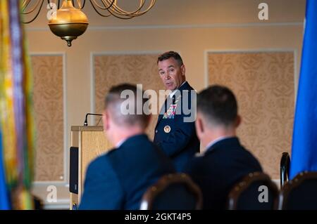 Der Generalmajor der US-Luftwaffe, Chad P. Franks, der 15. Kommandant der Luftwaffe, hält während einer Zeremonie zur Änderung des Kommandos auf der Joint Base Langley-Eustis, Virginia, am 25. Juni 2021 eine Rede. Franks dankte dem Colon der US-Luftwaffe Clint Ross, dem scheidenden Kommandanten des 633d Air Base Wings, für seine Beiträge zum Erfolg des Flügels während seiner Amtszeit. Stockfoto