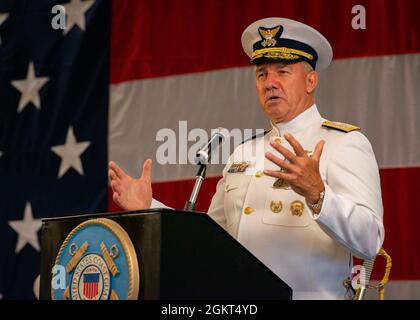 Adm. Karl Schultz, Kommandant der Küstenwache, wandte sich an das Personal der Küstenwache des 8. Bezirks und vermute, dass er an einer Zeremonie zur Befehlsänderung am 25. Juni 2021 im Hafen von New Orleans, wo der hintere ADM stattfand, teilnahm. John P. Nadeau übergibt das Kommando des 8. Bezirks der Küstenwache an den hinteren ADM. Richard V. Timme. Nadeau übernahm ursprünglich im Juni 2019 das Kommando über den 8. Bezirk und zog sich nach 32 Jahren Dienstzeit nach dem Befehlswechsel in den Ruhestand. Stockfoto