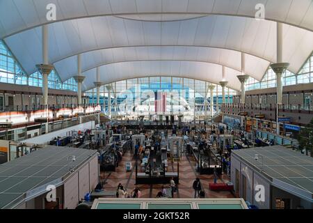 DENVER, CO -10 APR 2021- Innenansicht des Jeppesen Terminals mit weißem Zeltdach am Denver International Airport, oder DIA (DEN). Stockfoto