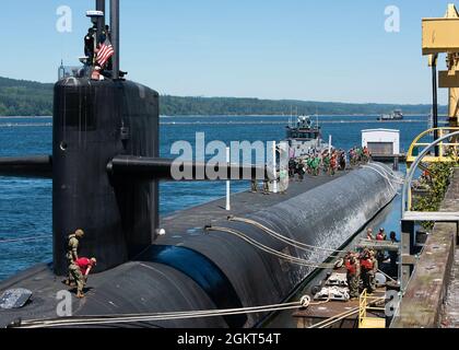 SILVERDALE, Washington – Seeleute grüßen das Fähnrich an Bord des U-Bootes USS Maine (SSBN 741) der Ohio-Klasse mit ballistischen Raketen. Maine verließ den Marinestützpunkt Kitsap-Bangor für eine strategische abschreckende Patrouille, Juni 25. Maine ist eines von acht ballistischen Raketen-U-Booten, die auf der Basis stationiert sind und den USA den am meisten überlebensfähigen Teil der strategischen Abschreckungstriade bieten. Stockfoto