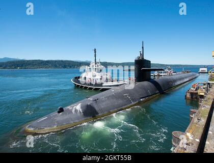 SILVERDALE, Washington – Matrosen, die dem U-Boot USS Maine (SSBN 741) der Ohio-Klasse mit ballistischen Raketen zugewiesen wurden, verlassen den Marinestützpunkt Kitsap-Bangor für eine strategische abschreckende Patrouille, Juni 25. Maine ist eines von acht ballistischen Raketen-U-Booten, die auf der Basis stationiert sind und den USA den am meisten überlebensfähigen Teil der strategischen Abschreckungstriade bieten. Stockfoto