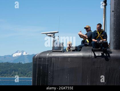 SILVERDALE, Washington – Matrosen, die dem U-Boot USS Maine (SSBN 741) der Ohio-Klasse mit ballistischen Raketen zugewiesen wurden, verlassen den Marinestützpunkt Kitsap-Bangor für eine strategische abschreckende Patrouille, Juni 25. Maine ist eines von acht ballistischen Raketen-U-Booten, die auf der Basis stationiert sind und den USA den am meisten überlebensfähigen Teil der strategischen Abschreckungstriade bieten. Stockfoto