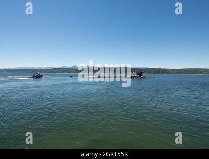 SILVERDALE, Washington – Matrosen, die dem U-Boot USS Maine (SSBN 741) der Ohio-Klasse mit ballistischen Raketen zugewiesen wurden, verlassen den Marinestützpunkt Kitsap-Bangor für eine strategische abschreckende Patrouille, Juni 25. Maine ist eines von acht ballistischen Raketen-U-Booten, die auf der Basis stationiert sind und den USA den am meisten überlebensfähigen Teil der strategischen Abschreckungstriade bieten. Stockfoto