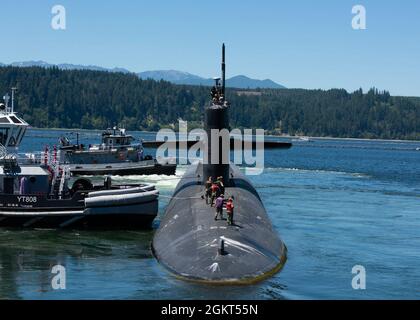 SILVERDALE, Washington – Matrosen, die dem U-Boot USS Maine (SSBN 741) der Ohio-Klasse mit ballistischen Raketen zugewiesen wurden, verlassen den Marinestützpunkt Kitsap-Bangor für eine strategische abschreckende Patrouille, Juni 25. Maine ist eines von acht ballistischen Raketen-U-Booten, die auf der Basis stationiert sind und den USA den am meisten überlebensfähigen Teil der strategischen Abschreckungstriade bieten. Stockfoto