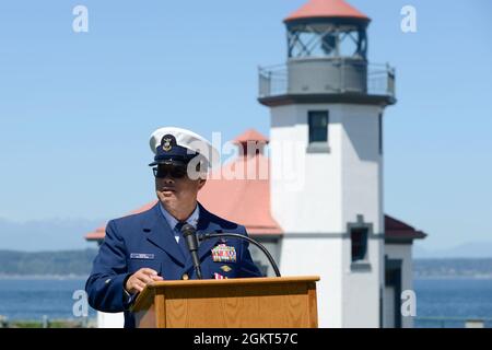 Meisterchef Jason Wong, Kommandomeister des 13. Bezirks, spricht während einer Wachwechsel-Zeremonie am Alki Leuchtturm in der Nähe von Seattle, Washington, 25. Juni 2021. Meisterchef Wong sprach kurz vor der formellen Übertragung des Dienstes an den neuen Befehlshaberchef, Meisterchef Shane Carroll, an die Zuhörer. Stockfoto