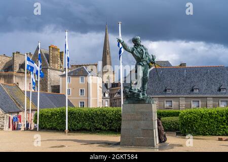 Statue des Kaperer Robert Surcouf vor der Altstadt mit dem Turm der Kathedrale St Vincent, Saint Malo, Bretagne, Frankreich | Privateer Robert Sur Stockfoto