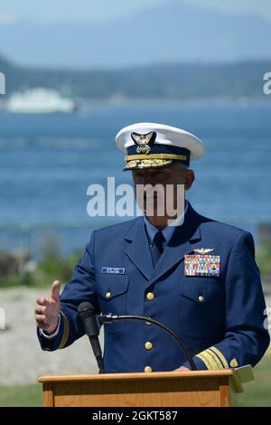 Konteradmiral Anthony 'Jack' Vogt, Kommandant des 13. Küstenwache-Bezirks, spricht während einer Wachwechselzeremonie am Alki Lighthouse in der Nähe von Seattle, Washington, 25. Juni 2021. Die Zeremonie wurde abgehalten, um die Aufgaben und Verantwortlichkeiten des Bezirkskommandohauptleiters von Meisterchef Jason Wong auf Meisterchef Shane Carroll zu übertragen. Stockfoto