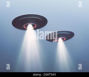 Zwei UFOs fliegen im Nebel mit Licht unten. 3D-Illustration, Konzeptbild UFOs am Himmel. Stockfoto