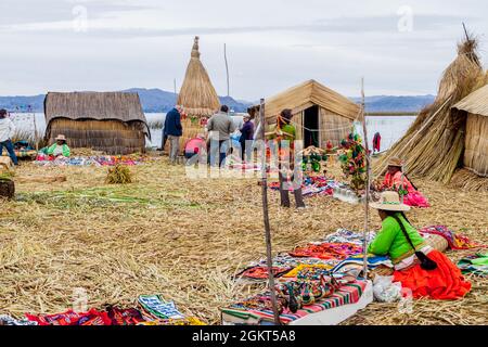 TITICACA, PERU - 15. MAI 2015: Touristen besuchen die schwimmenden Uros-Inseln, den Titicacasee, Peru Stockfoto