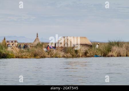 TITICACA, PERU - 15. MAI 2015: Eine der schwimmenden Uros-Inseln, Titicacasee, Peru Stockfoto