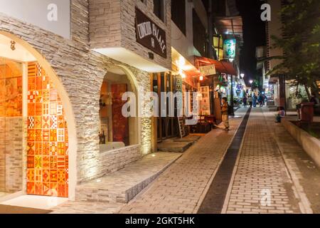 AGUAS CALIENTES, PERU - 17. MAI 2015: Straße in Aguas Calientes, Peru. Dieses Dorf dient als Eintrittspunkt für den Besuch der Machu Picchu Ruinen, Stockfoto