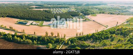 Luftaufnahme Kornspeicher, Korntrocknungskomplex, kommerzielles Getreide oder Saatsilos in sonniger Frühling ländliche Landschaft. Silos Für Maistrockner, Inland Grain Terminal Stockfoto