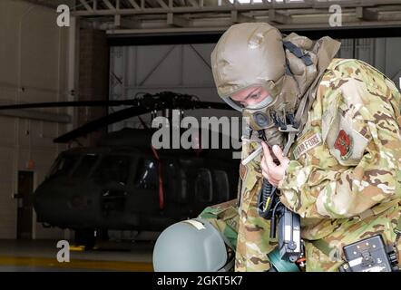 Ein Flieger mit dem 143d Luftlift Wing, PAR (Post-Attack Reconnaissance) Team übt Dekontaminationsverfahren während der großräumigen Readiness Übung des 143d Luftlift Wings am 25. Juni 2021 auf der Quonset Air National Guard Base, North Kingstown, RI. Die Übung wurde entwickelt, um die Fähigkeit des 143d Airlift Wing-Personals zu bewerten, in einer ungünstigen Umgebung zu arbeiten. . Stockfoto