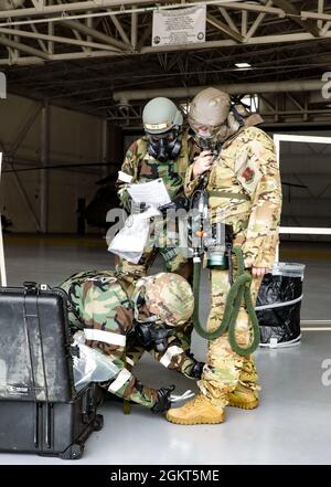 Flieger mit dem 143d Luftlift Wing, PAR (Post-Attack Reconnaissance) Team üben Dekontaminationsverfahren während der großräumigen Readiness Übung des 143d Luftlift Wings am 25. Juni 2021 auf der Quinset Air National Guard Base, North Kingstown, RI. Die Übung wurde entwickelt, um die Fähigkeit des 143d Airlift Wing-Personals zu bewerten, in einer ungünstigen Umgebung zu arbeiten. . Stockfoto