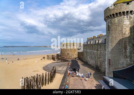 Stadtmauer und Strand von Saint Malo, Bretagne, Frankreich | die ummauerte Stadt und der Strand in Saint Malo, Bretagne, Frankreich Stockfoto