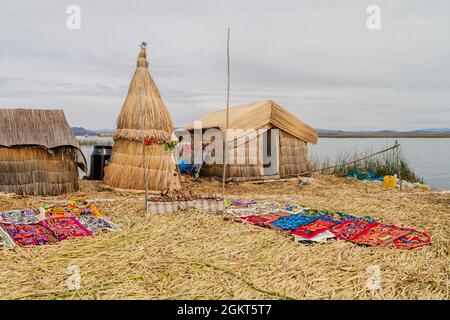 Eine der schwimmenden Uros-Inseln, Titicaca-See, Peru Stockfoto