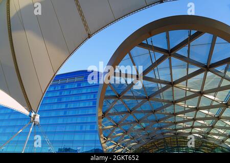 DENVER, CO -10 APR 2021- Innenansicht des Jeppesen Terminals mit weißem Zeltdach am Denver International Airport, oder DIA (DEN). Stockfoto