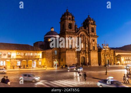 CUZCO, PERU - 23. MAI 2015: Kirche La Compania de Jesus auf dem Plaza de Armas in Cuzco, Peru. Stockfoto