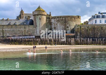 Stadtmauer und Strand von Saint Malo, Bretagne, Frankreich | die ummauerte Stadt und der Strand in Saint Malo, Bretagne, Frankreich Stockfoto