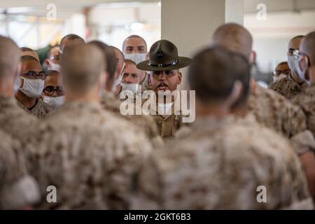 Gunnery Sgt. Alfredo Torres, Senior Drill Instructor (SDI) bei Delta Company, 1. Rekrut Training Bataillon, spricht während der Abholung am Marine Corps Recruit Depot, San Diego, 25. Juli 2021 mit seinen Rekruten. Nach nur einem Zyklus als Bohrlehrer wurde Torres wegen seiner Fähigkeiten und seines Wunsches, Marines zu machen, zum SDI gemacht. Stockfoto