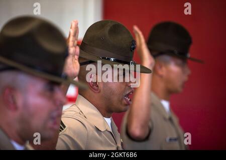 Gunnery Sgt. Alfredo Torres, Senior Drill Instructor (SDI) bei Delta Company, 1. Rekrut Training Bataillon, rezitiert das Credo des Bohrlehrers, das während der Abholung am Marine Corps Recruit Depot, San Diego, am 25. Juli 2021, vorgebracht wurde. Jetzt in seinem dritten Zyklus nutzt Torres das Wissen und die Erfahrung, die er als Infanterie-Marine gewonnen hat, um seine Rekruten auszubilden. Stockfoto