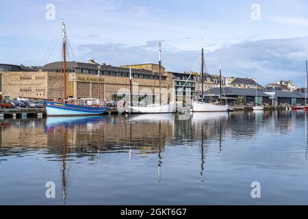 Segelboote im Hafen und das Casino Barriere, Saint Malo, Bretagne, Frankreich | Segelboote am Hafen und Casino Barriere in Saint Malo, Brit Stockfoto