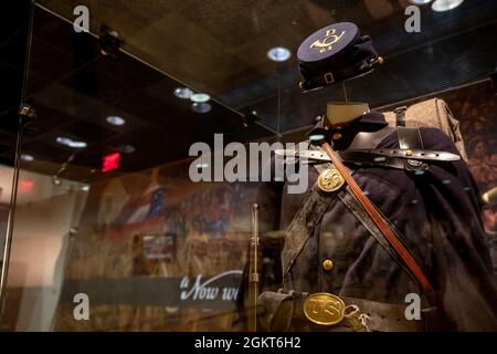 Im Gettysburg National Military Park Museum and Visitor Centre in Gettysburg, Pennsylvania, 25. Juni 2021, ist eine Uniform eines Soldaten ausgestellt. Stockfoto