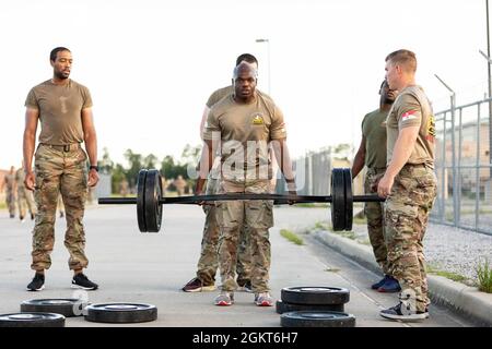 Ein spartanischer Soldat der D Company, 6. Squadron, 8. Kavallerie-Regiment, 2. Panzerbrigade-Kampfteam, nimmt am Totlift-Hackerstreifen-Teil des größeren Iron Spartan-Wettbewerbs auf Fort Stewart, Georgia, Juni 25 2021 Teil. Der umfassende, zeitlich begrenzte Wettbewerb versuchte, ein Team innerhalb eines Teams in Unternehmensformationen aufzubauen, die körperliche Leistungsfähigkeit einer Panzerbrigade-Kampfmannschaft zu demonstrieren und zu zeigen, dass „Menschen zuerst“ wirklich bedeutet, Soldaten durch harte, realistische Ausbildung auf den Kampf, den Sieg und die Heimreise aus den Kriegen des Landes vorzubereiten. Stockfoto