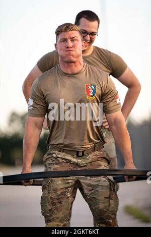 Ein spartanischer Soldat der D Company, 6. Squadron, 8. Kavallerie-Regiment, 2. Panzerbrigade-Kampfteam, nimmt am Totlift-Hackerstreifen-Teil des größeren Iron Spartan-Wettbewerbs auf Fort Stewart, Georgia, Juni 25 2021 Teil. Der umfassende, zeitlich begrenzte Wettbewerb versuchte, ein Team innerhalb eines Teams in Unternehmensformationen aufzubauen, die körperliche Leistungsfähigkeit einer Panzerbrigade-Kampfmannschaft zu demonstrieren und zu zeigen, dass „Menschen zuerst“ wirklich bedeutet, Soldaten durch harte, realistische Ausbildung auf den Kampf, den Sieg und die Heimreise aus den Kriegen des Landes vorzubereiten. Stockfoto