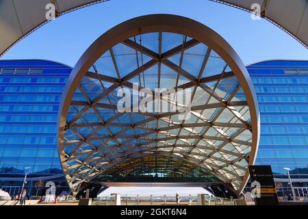 DENVER, CO -10 APR 2021- Innenansicht des Jeppesen Terminals mit weißem Zeltdach am Denver International Airport, oder DIA (DEN). Stockfoto