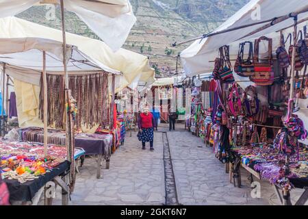 PISAC, PERU - 22. MAI 2015: Berühmter indigener Markt in Pisac, Heilige Tal der Inkas, Peru. Stockfoto