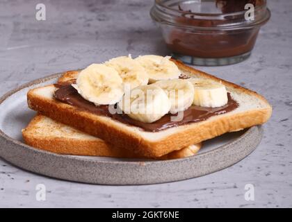 Frühstückssandwiches mit Banane und Schokolade auf dem Tisch Stockfoto