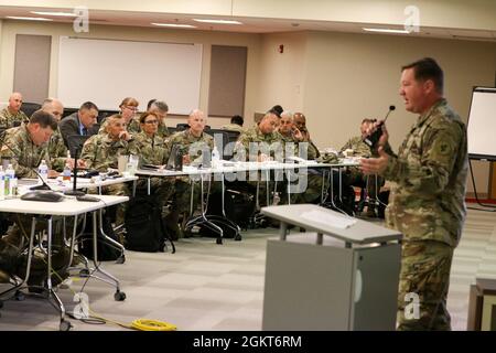 Die Teilnehmer des vierteljährlichen Effects Coordination Board hören zu, wie Oberst Robert Portway, rechts, Kommandant, 644. Regionale Unterstützungsgruppe, die Ergebnisse der personellen Breakout-Sitzung des von der 88. Readiness Division gehosteten Effects Coordination Board, am 25. Juni 2021 in Fort Snelling, Minn. Die EZB ist eine gemeinsame Anstrengung der vier Abteilungen für die Bereitschaft der Armeereserve, um bewährte Verfahren auszutauschen und gemeinsam die bestmögliche Hilfe für die Armeereserve-Soldaten in ihren jeweiligen Regionen zu leisten. Stockfoto