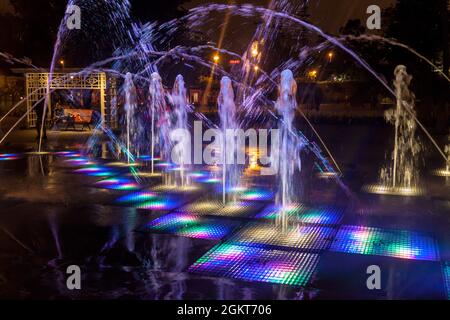 LIMA, PERU - 4. JUNI 2015: Besucher besuchen El Circuito Magico del Agua - Park mit einer Reihe verschiedener Brunnen in Lima, Peru. Stockfoto