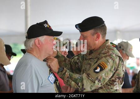 David „Al“ Herold, der während des Vietnamkrieges mit dem 158. Luftwaffenregiment bei der 101. Luftlandedivision diente, erhält ein Luftangriff-Abzeichen von Maj. Gen. JP McGee, kommandierender General, 101. Luftlandedivision (Luftangriff) Und Fort Campbell am 25. Juni während einer Ehren-Air-Assault-Zeremonie in der Sabalauski Air Assault School. Stockfoto