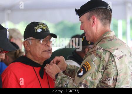 Pensionierter Armeemeister Sgt. Jose Yepez, der während des Vietnamkrieges mit dem 3. Bataillon, dem 187. Infanterie-Regiment, der 3. Brigade und der 101. Luftlandedivision diente, erhält ein Luftangriff-Abzeichen von Maj. Gen. JP McGee, dem Kommandanten, der 101. Luftlandedivision (Luftangriff) und Fort Campbell, 25. Juni im Rahmen einer Ehren-Luftangriff-Zeremonie in der Sabalauski Air Assault School. Stockfoto