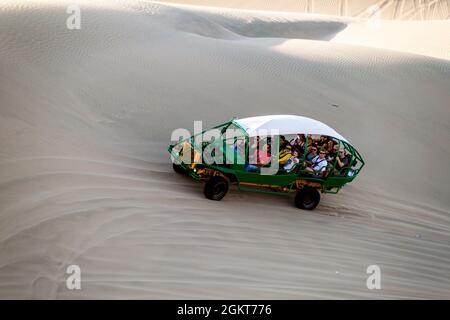 HUACACHINA, PERU - 1. JUNI 2015: Touristen auf Sanddünenbuggy-Reise zu den Dünen in der Huacachina-Wüste, Peru Stockfoto