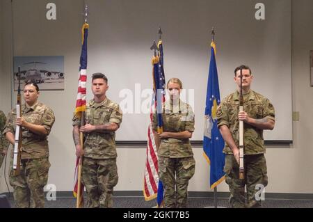 Die Ehrengarde der Seymour Johnson Air Force Base, North Carolina, präsentiert die Farben während der 43. Staffel der Luftwaffenbasis auf dem Pope Army Airfield, North Carolina. LT. Col. Richard S. Laca übernahm das Kommando von LT. Cedric N. Holley II. Während der Zeremonie im Airman Center des Papstes am 25. Juni 2021. Stockfoto