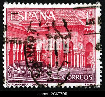 SPANIEN - UM 1964: Eine in Spanien gedruckte Briefmarke zeigt den Löwenhof, Alhambra, Granada, um 1964 Stockfoto