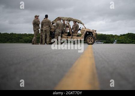 Die US-Luftwaffe entsetzte Bodenreaktionsteams der 353. Special Operations Support Squadron diskutieren taktische Verfahren auf dem Luftwaffenstützpunkt Kadena, Japan, 25. Juni 2021. Die Mitglieder des DAGRE-Teams sind Experten für die Durchführung von Sicherheitsabläufen in strengen Umgebungen für spezielle Betriebspersonal und -Anlagen. DAGRE’s müssen in wenigen Minuten schnell einen Flugplatz infiltrieren und sichern. Stockfoto
