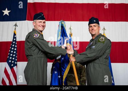 Brig. General Jason Rueschhoff, stellvertretender Kommandeur der 7. Luftwaffe, links, überreicht die zeremonielle Führung dem Oberst Joshua Wood, dem einkommenden Kommandeur des 51. Kampfflügels, auf der Osan Air Base, Republik Korea, am 25. Juni 2021. Rueschhoff ist Kommandopilot mit über 2,700 Stunden in den A-10A/C und F35, darunter 267 Kampfstunden. Stockfoto