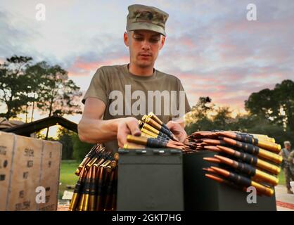 Army Reserve Spc. Jonathan Larsen, Spezialist für chemische, biologische, radiologische und nukleare Substanzen und gebürtiger Bewohner von Dunnellon, Florida, ist dem 329th Chemical Company, dem 92nd Chemical Bataillon, der 415. Chemischen Brigade, zugewiesen und bereitet Maschinengewehrmunition im Kaliber .50 für Soldaten vor, die im Juni 25 eine nächtliche Live-Feuer-Trainingsübung in einer Reihe in Fort Stewart, Georgia, durchführen. Soldaten des 92. Chemiebataillons sind in Fort Stewart, um zweiwöchiges Schießtraining durchzuführen, um die Fähigkeiten der Kampfkünste zu verbessern und die Schlachtfeldetalität und -Bereitschaft zu verbessern. Stockfoto