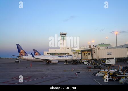 DENVER, CO -10 APR 2021- Ansicht eines Flugzeugs von United Airlines (UA) am Denver International Airport, oder DIA (DEN). Stockfoto