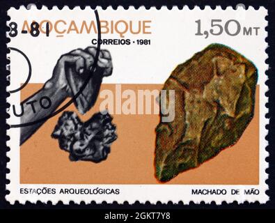 MOSAMBIK - UM 1981: Eine in Mosambik gedruckte Briefmarke zeigt HandAX, Massingir-Staudamm, archäologische Funde, um 1981 Stockfoto