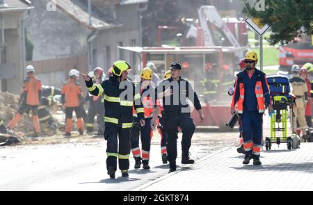 Korycany, Tschechische Republik. September 2021. Bei der Explosion eines Hauses in Korycany in der Nähe von Kromeriz, Tschechische Republik, am 15. September 2021 wurden mehrere Personen verletzt. Kredit: Dalibor Gluck/CTK Foto/Alamy Live Nachrichten Stockfoto